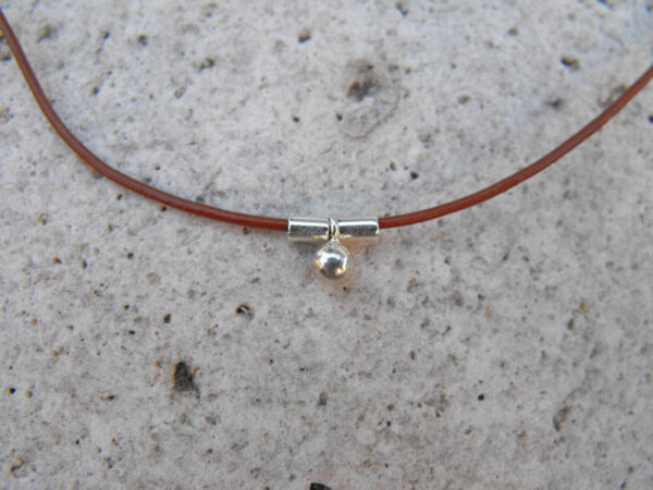 Minimalista, plata de Ley y cuero