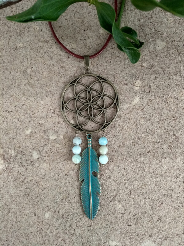 Collar Atrapasueños, con piedra amazonita natural, cuero color borgoña y largo ajustable