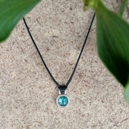 Colgante redondo de zamak con cristal Swarovski royal green