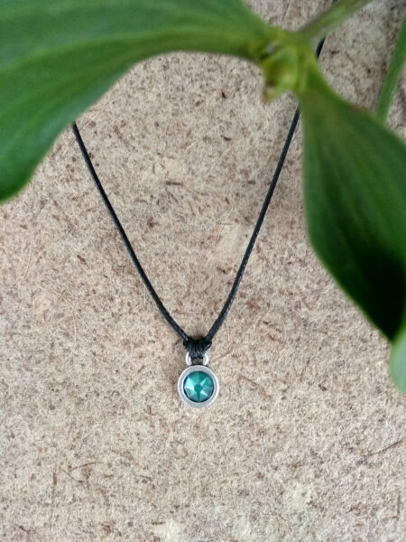 Colgante redondo de zamak con cristal Swarovski royal green